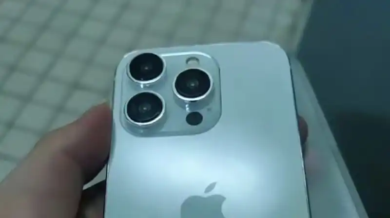 疑似iPhone 15 Pro照片曝光：USB-C接口清晰可见